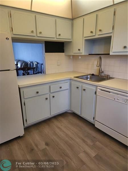 Building Photo - 1005 Country Club Dr