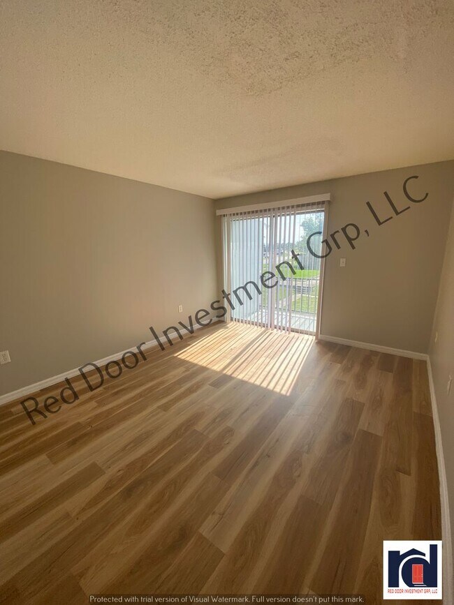 Building Photo - Upstairs 2/1 - Small Quiet Apartment Commu...