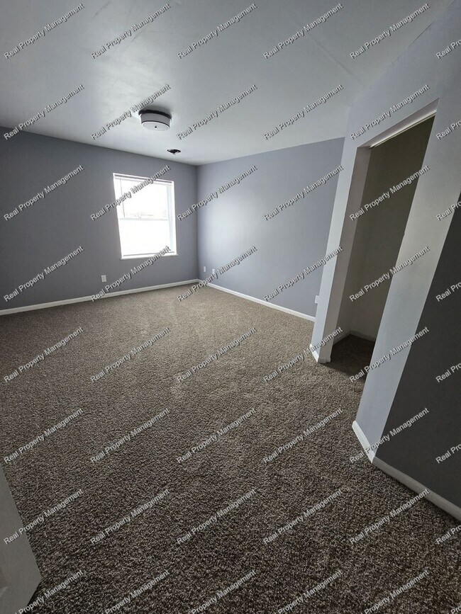 Building Photo - Updated 2 Bedroom Townhome