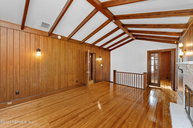 Building Photo - 1058 Beach Ave