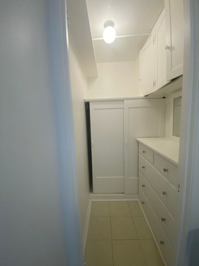 Building Photo - Downtown Studio