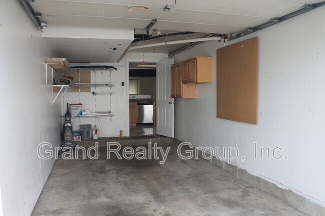 Building Photo - 440 Meadow Green Ln