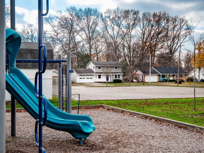 Building Photo - 4861 Pineview Dr