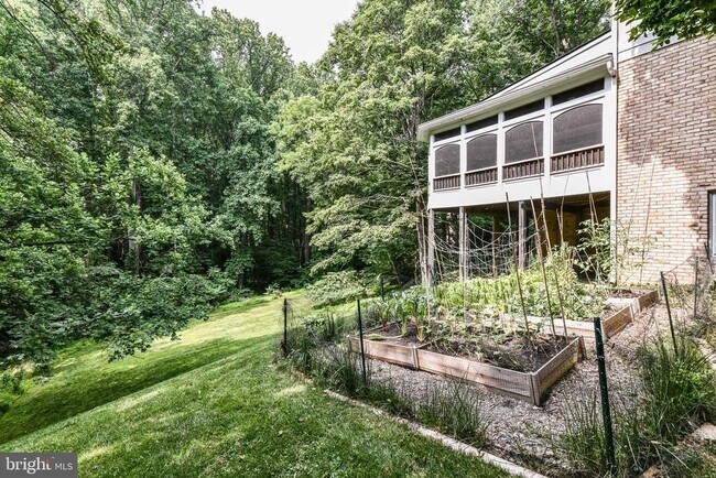 Building Photo - 2030 Spring Branch Dr