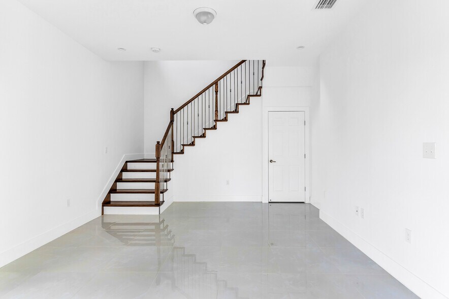 Building Photo - 785 SW 7th Ave
