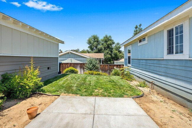 Building Photo - 307 N Poe St