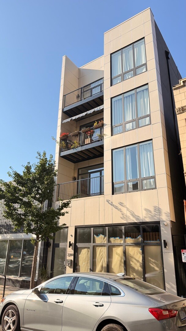 Building Photo - 3244 N Lincoln Ave