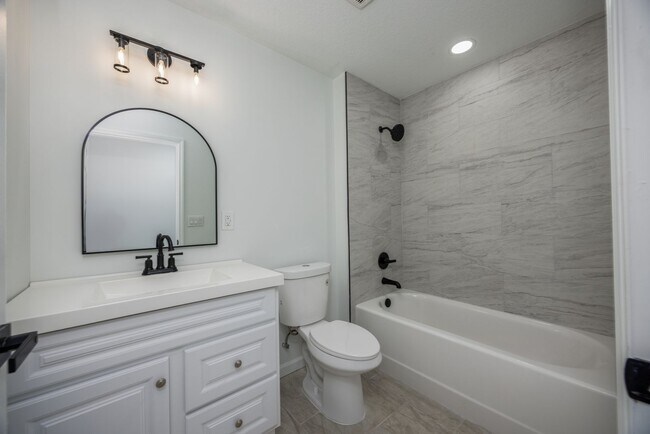 Building Photo - Spacious 4BR/2BA Home in Gainesville’s Heart