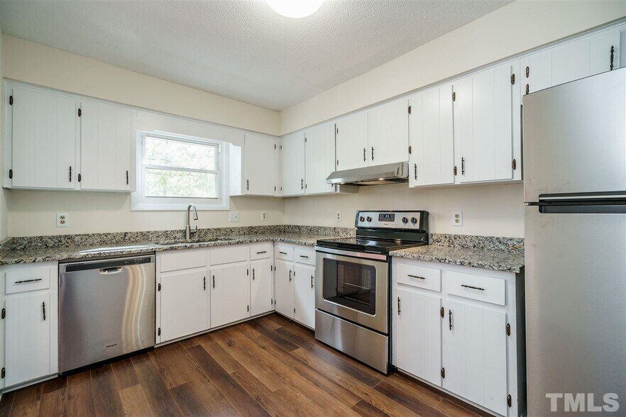 New stainless steel appliances and granite - 4702 Cornwall Plz