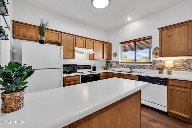 Building Photo - Incredible Spacious Back Yard! Large Covered Patio!