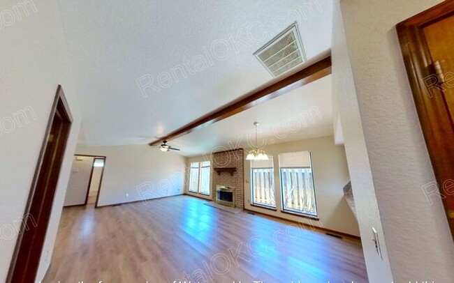 Building Photo - Duplex 2/2 Near shopping and Integris Sout...