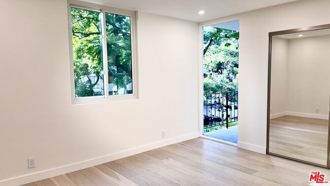 Building Photo - 414 N Palm Dr