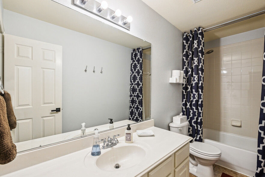 Upstairs bathroom - 5925 Pedernales Rdg