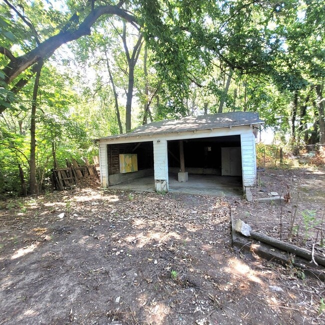 Building Photo - Large Updated House with Garage!