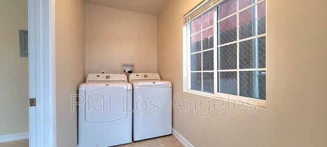 Building Photo - 10314 San Pedro St