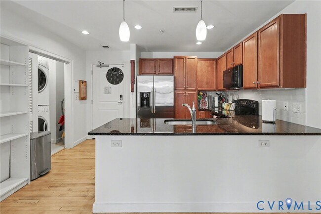 Building Photo - 230 N 6th St S