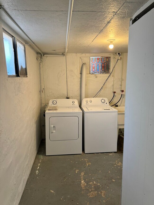 Building Photo - 2114 E 11th St