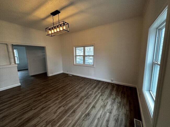 Building Photo - 304 N Roney St
