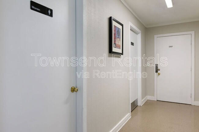 Building Photo - 5841 Century Oaks Dr