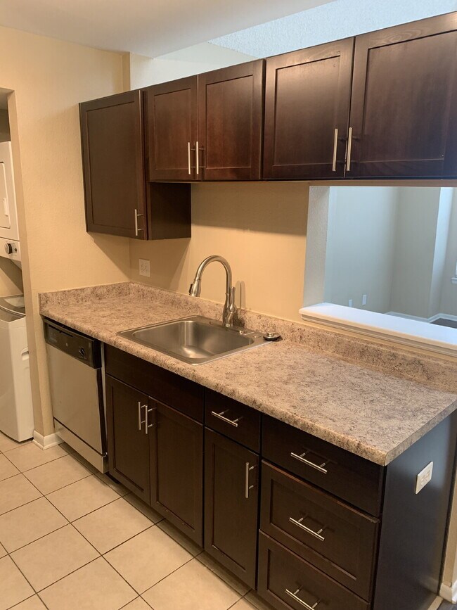 Building Photo - 2 Bedroom with Garage for Rent