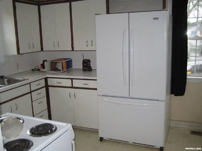 Building Photo - 4 bedroom 2 bath home in great location