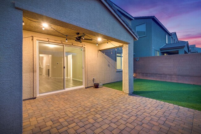 Building Photo - Like new, split-level, 3 bed, 2.5 bath, with bonus room & Strip views in West Las Vegas!