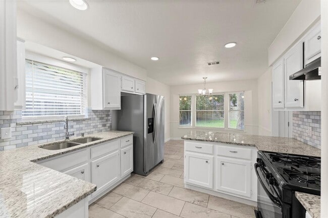Building Photo - 2102 Whitelaw Dr