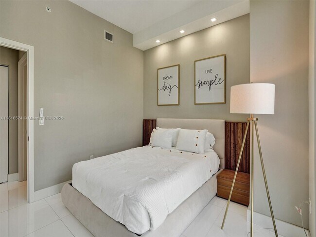 Building Photo - 16385 Biscayne Blvd