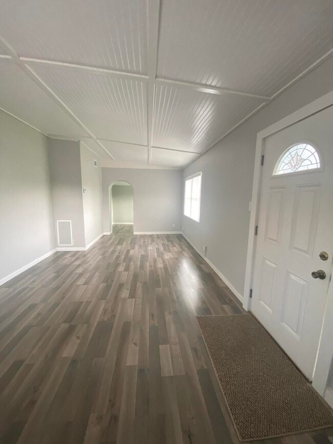 Building Photo - 109 E Hart St