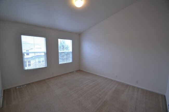 Building Photo - 3 Bed 2.5 Bath Townhome With AC Available ...