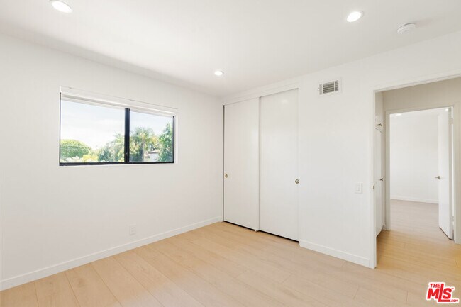 Building Photo - 4933 Collett Ave