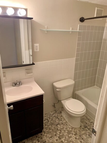 Building Photo - 3909 Pine St