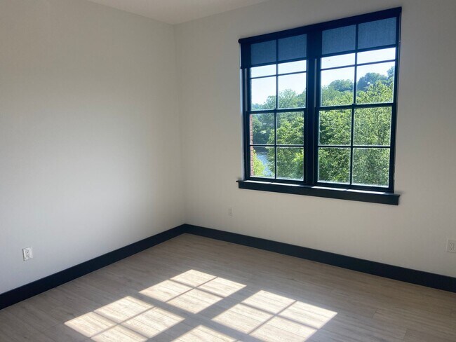 Building Photo - Stunning views from SE corner 2-bedroom ap...