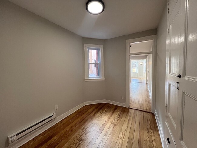 Building Photo - 492 Monmouth St