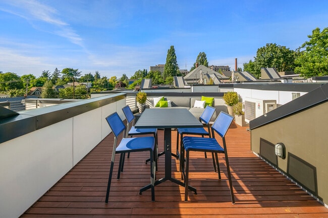 Building Photo - 208 16th Ave