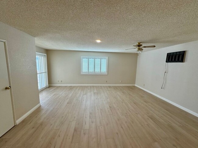 Building Photo - Beautifully Updated 3-Bedroom Home with Ne...