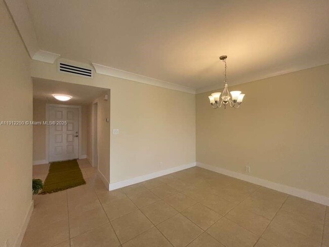 Building Photo - 2950 N Palm Aire Dr