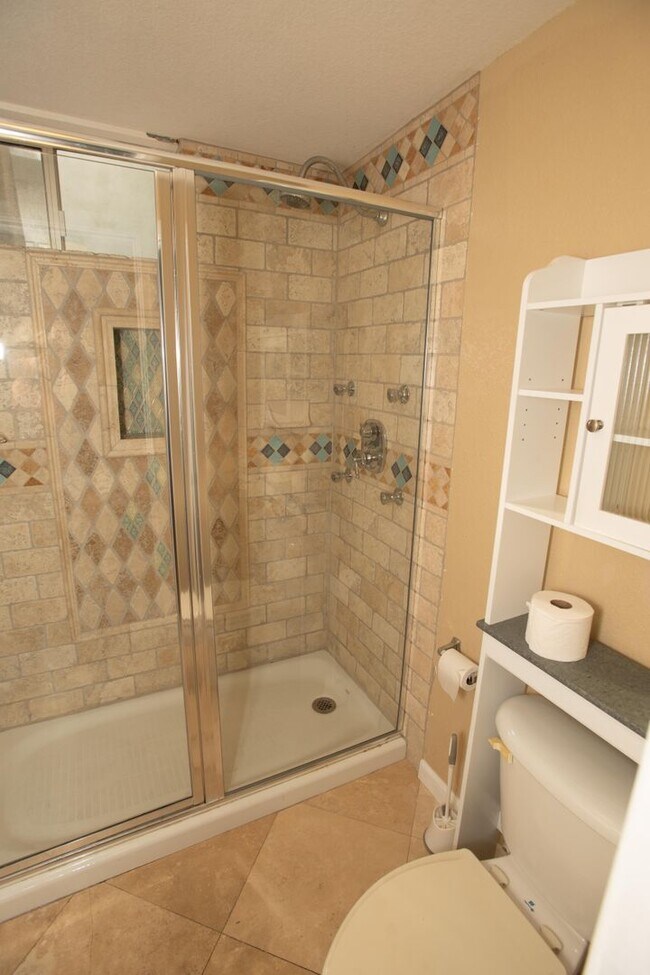 Building Photo - Walk-Up Townhouse in Downtown SD -  Dual Master 2 Bed 3 Bath with Brand New Flooring!