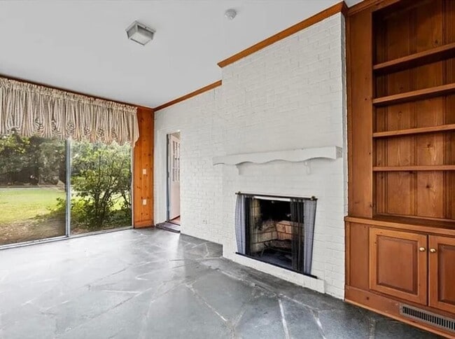 Building Photo - 703 Woodland Dr