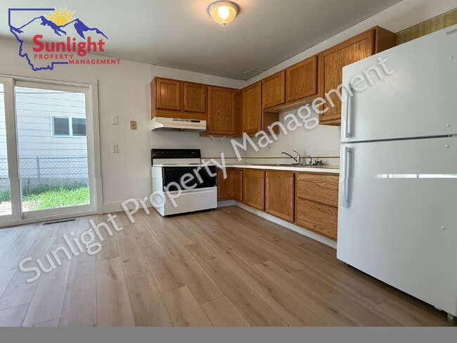 Building Photo - 2 Bed 1 Bath one side of a Duplex with Fenced Yard