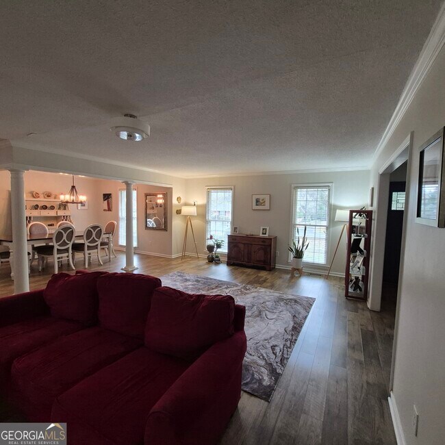 Building Photo - 930 Hill Pl