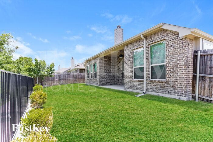 Building Photo - 323 Eden Dr