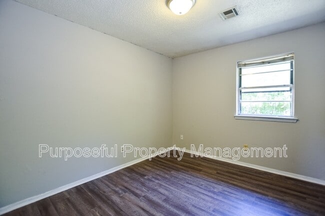 Building Photo - 1208 Cathy Ln