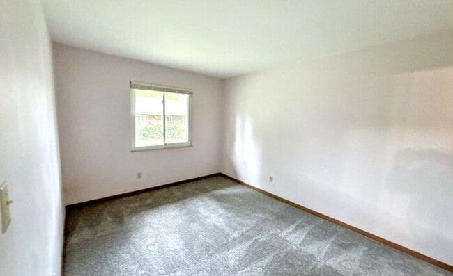 Building Photo - 2324 Woodbrook Cir N