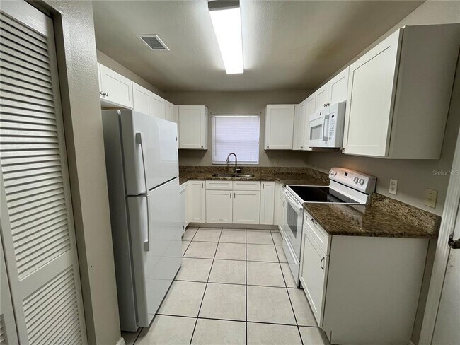 Building Photo - 1465 Tiverton Dr