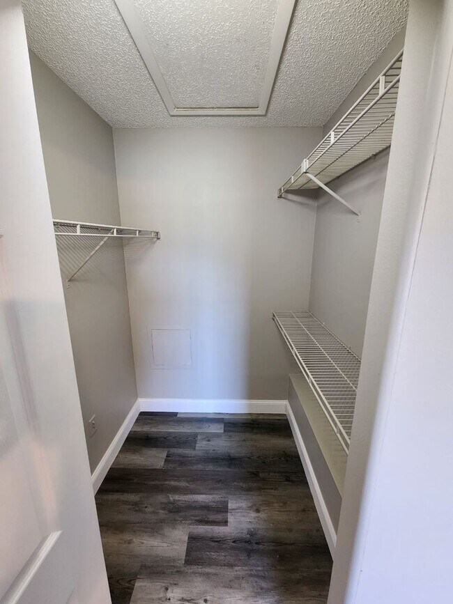 Building Photo - Water Front- 2nd Floor- 1 Bedroom 1 Bath f...