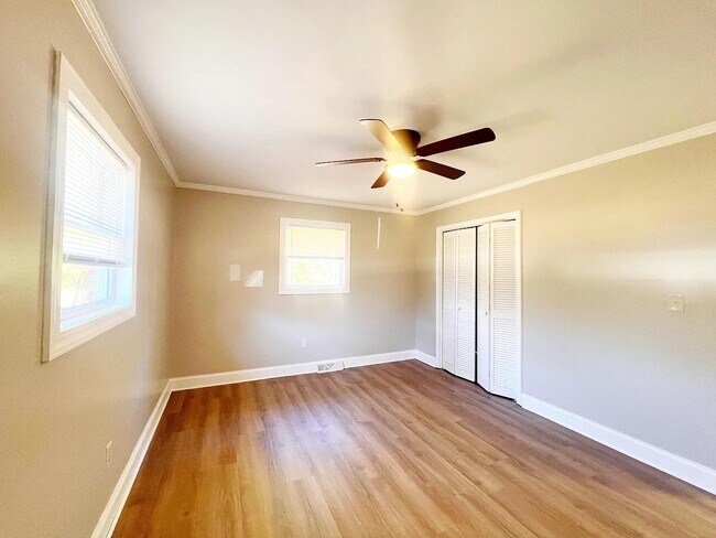 Building Photo - 106 Lori Dr