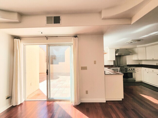 Building Photo - Spacious 3 bedroom condo