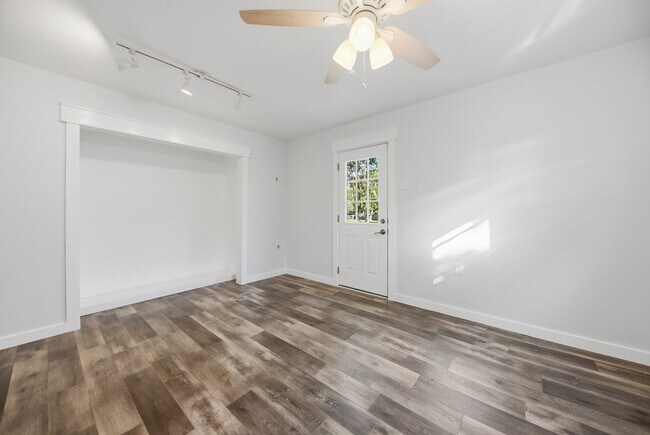 Building Photo - 9481 Lake Forest Cir