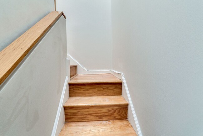 Building Photo - Top Tier Two-Level Abode-- Storage and Parking Included!